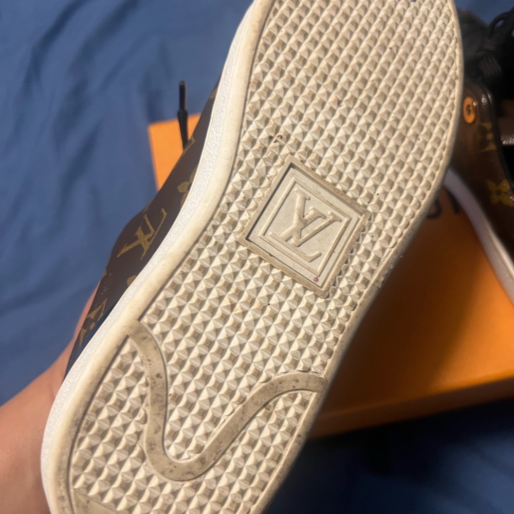 Louis Vuitton Front Row Sneaker - Picture 7 of 12